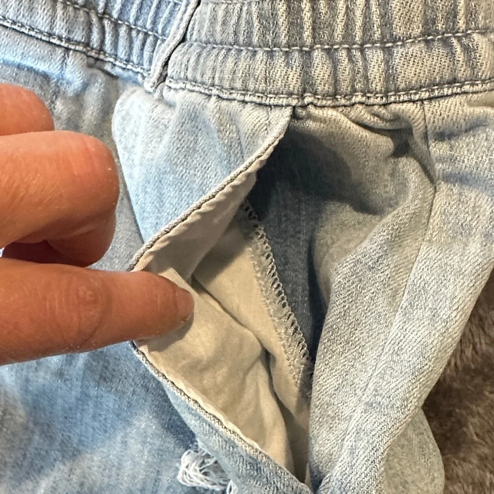 Aerie- Distressed Women Shorts size small - Picture 8 of 8